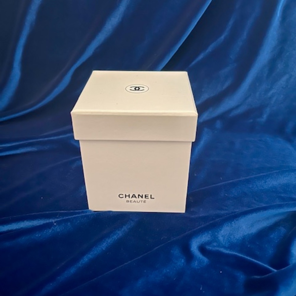 BRAND NEW CHANEL SNOW GLOBE - DECEMBER 2025 - COLLECTORS ITEM - Picture 8 of 12